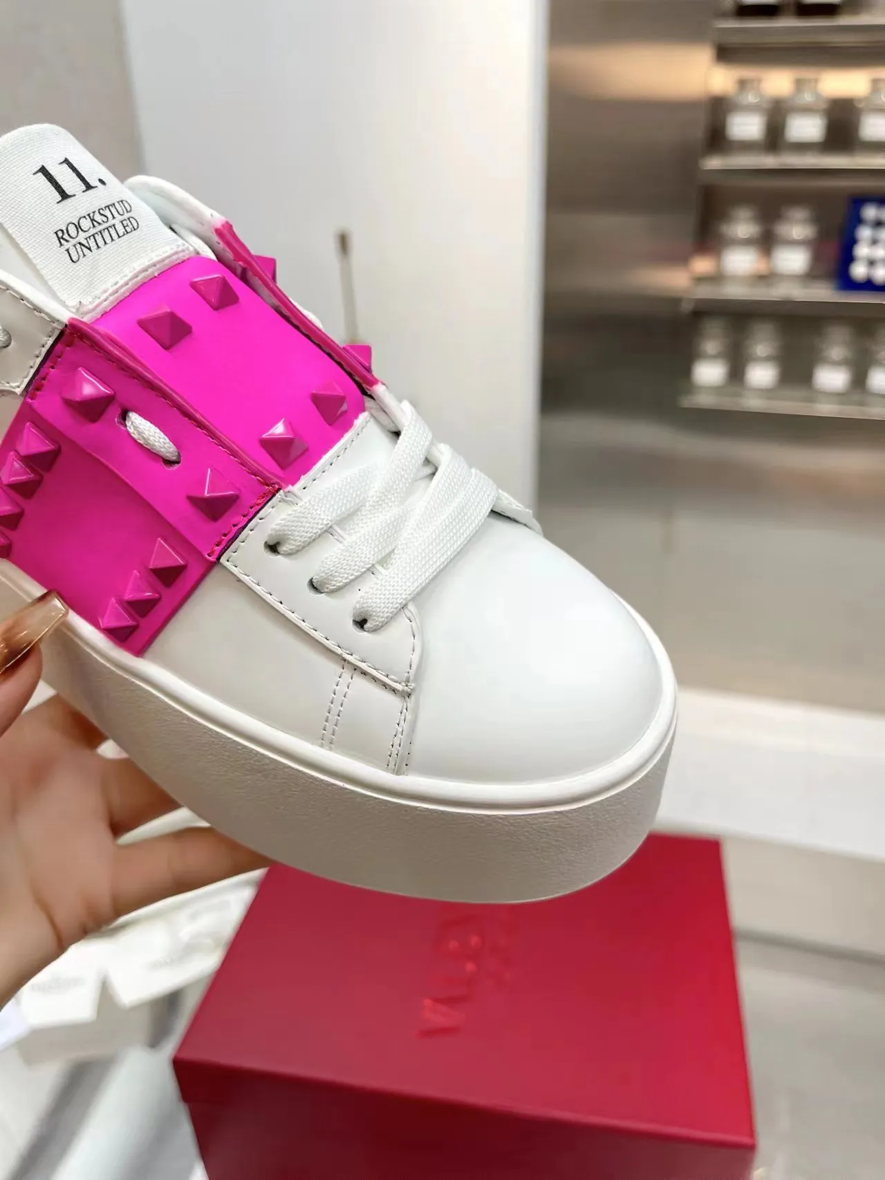 👟👟Ex-factory price 620👟👟 The latest thick-soled high version of Nujia Valentino Valentino 23ss spring and summer thick-soled rivet sports and casual shoes white shoes 2023 latest model hot-selling series hard to find after being launched in Japan super hot classic rivet series with thick sole 6cm higher purchased original development every detail is very exquisite🎁 Upper: silk cowhide splicing Lining: Cowhide lining Outsole: Original synchronized TPR outsole 6cm height increase Size: Female 35-41 (40.41 customized)